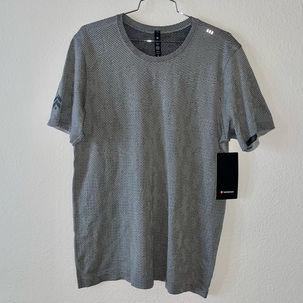 Men’s Lululemon, Limited Print, Graphite Grey, Metal Vent Breathe Tee, MSRP $88 - Picture 2 of 7